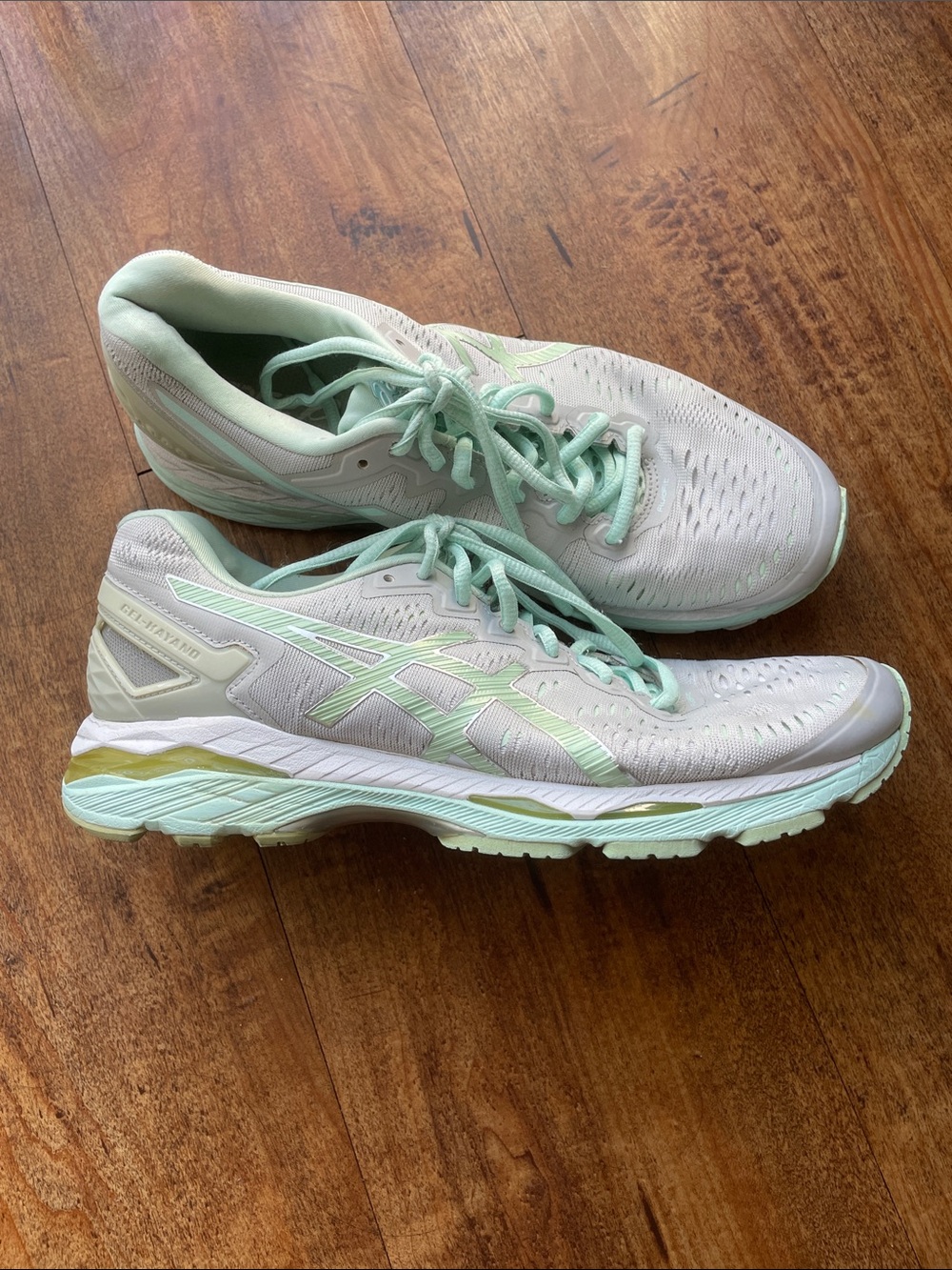 Asics women’s Gel-Kayano 28 running shoes mint color - Picture 3 of 8